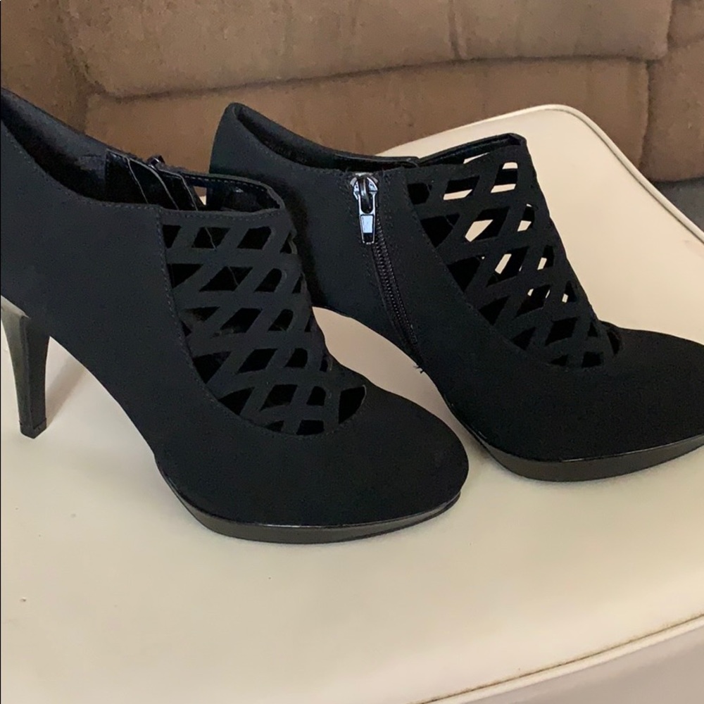 NWOT Impo lattice detail suede bootie.